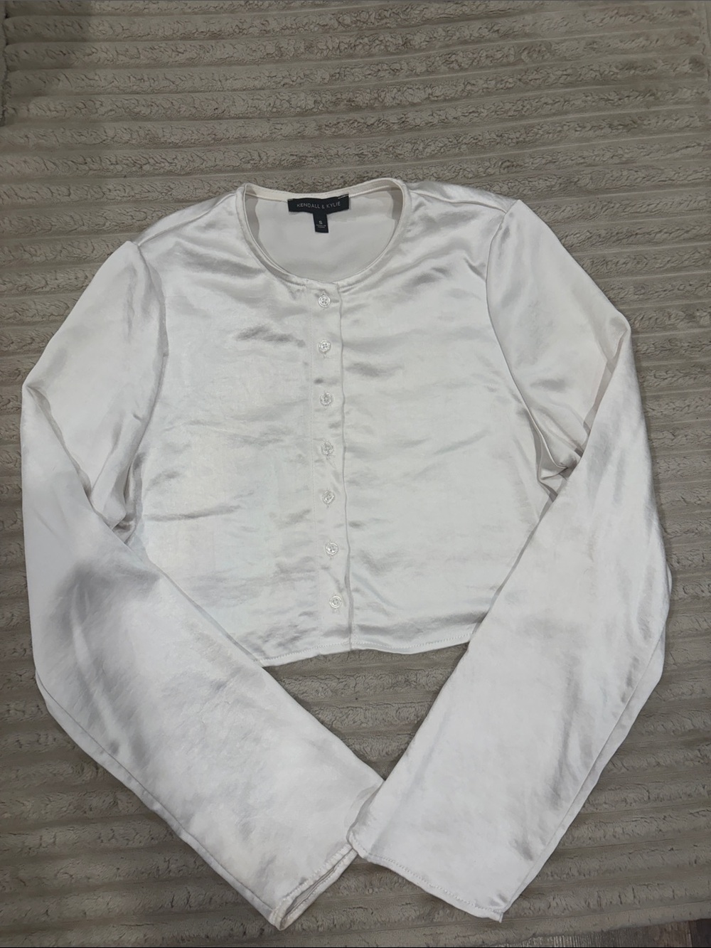 Kendall & Kylie White Satin-Look Cropped Button-Down Top